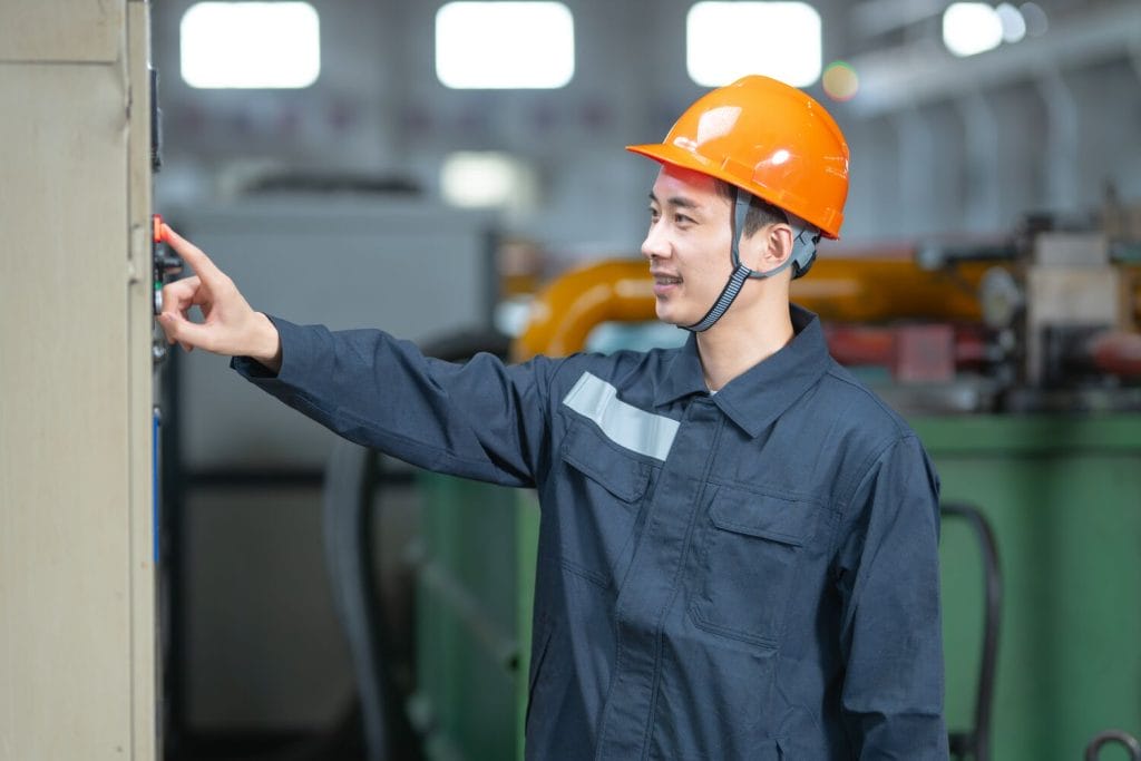 阻燃防护服洗涤维护与性能保护：化工行业安全防护的关键实践插图