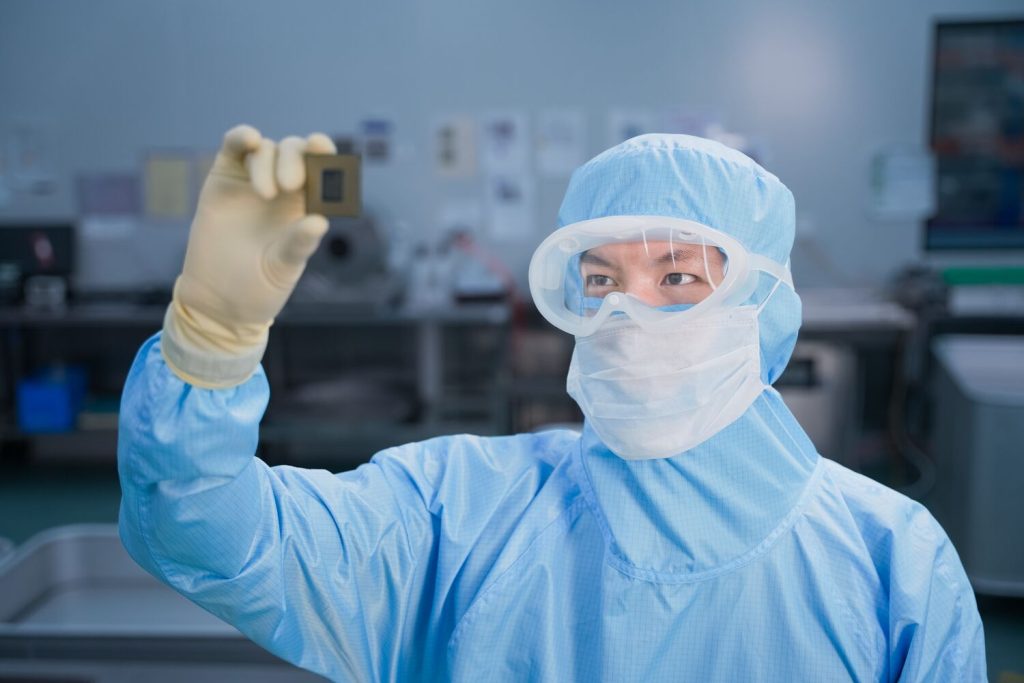 电子行业静电衣清洗怎样保证防静电性能不下降？林斯特龙高标准服务为您护航。插图