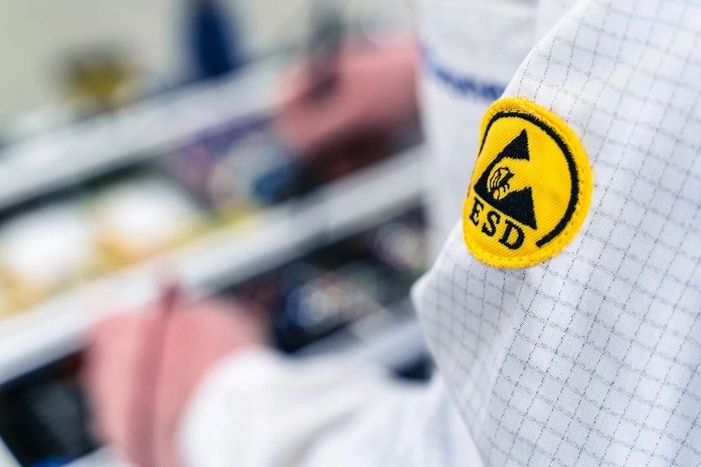 电子行业防静电工服守护指南，专业清洗公司如何维护性能？插图